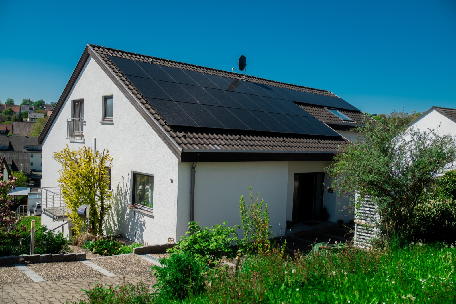Einfamilienhaus mit fertiger All-Black-Anlage