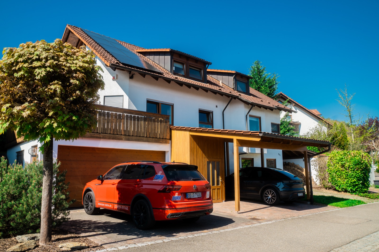 Kundenhaus mit Dürr-Fahrzeug vor der Tür